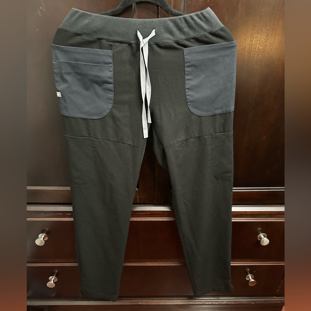 Figs black slim fit pants with contrast color pockets. Xs
